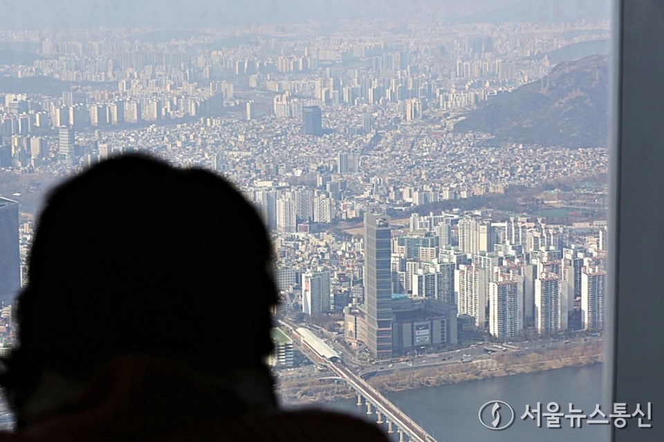 서울 아파트 시장이 초강력 대출 규제 이후 거래량은 급감했지만, 평균 거래금액은 오히려 가파르게 상승하고 있다. 사진은 잠실 롯데 서울스카이에서 바라본 잠실 아파트 모습. (2025.03.19) / 사진 = 서울뉴스통신 이성현 기자