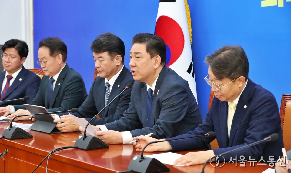 김병기 더불어민주당 원내대표가 18일 오전 서울 여의도 국회에서 열린 원내대책회의에서 발언을 하고 있다. 2025.11.18, snakorea.rc@gmail.com , *재판매 및 DB 금지