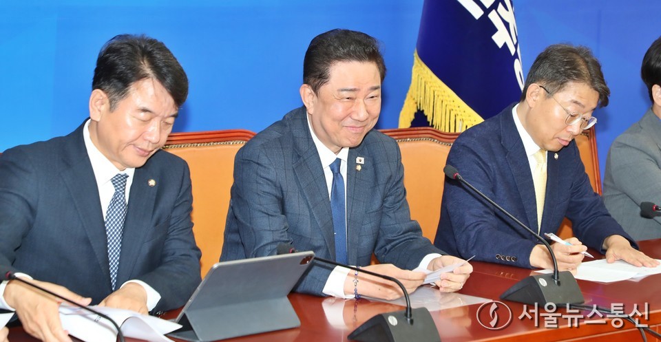 김병기 더불어민주당 원내대표가 18일 오전 서울 여의도 국회에서 열린 원내대책회의에 참석해 있다. 2025.11.18, snakorea.rc@gmail.com , *재판매 및 DB 금지