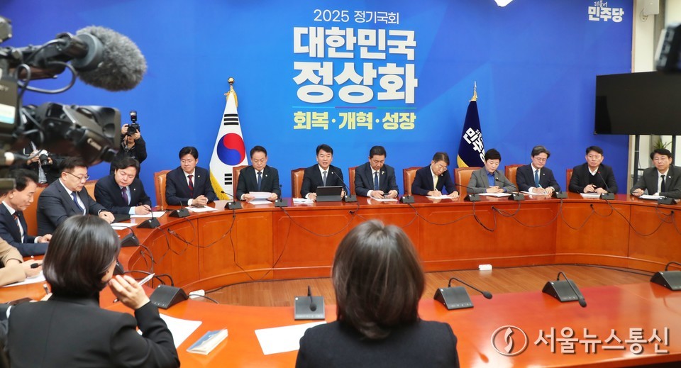 문진석 더불어민주당 원내운영수석부대표가 18일 오전 서울 여의도 국회에서 열린 원내대책회의에서 발언하고 있다. 2025.11.18, snakorea.rc@gmail.com , *재판매 및 DB 금지