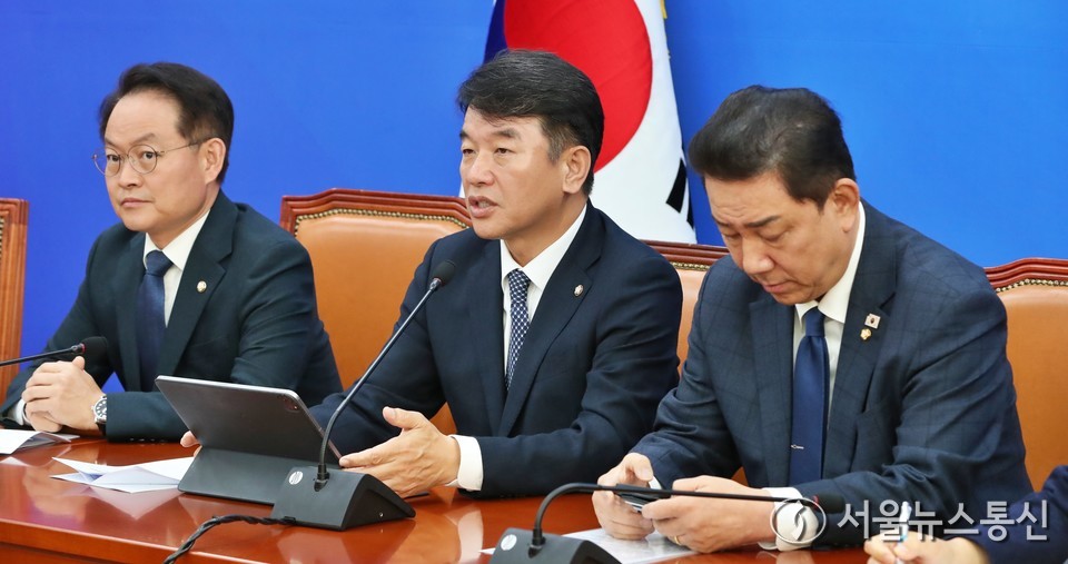 문진석 더불어민주당 원내운영수석부대표가 18일 오전 서울 여의도 국회에서 열린 원내대책회의에서 발언하고 있다. 2025.11.18, snakorea.rc@gmail.com , *재판매 및 DB 금지