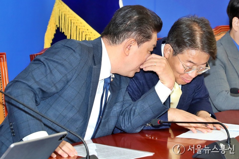 김병기 더불어민주당 대표가 18일 오전 서울 여의도 국회에서 열린 원내대책회의에서 최기상 의원과 대화하고 있다. 2025.11.18, snakorea.rc@gmail.com , *재판매 및 DB 금지