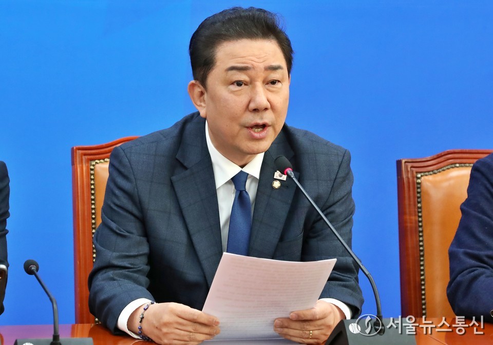 김병기 더불어민주당 대표가 18일 오전 서울 여의도 국회에서 열린 원내대책회의에서 발언을 하고 있다. 2025.11.18, snakorea.rc@gmail.com , *재판매 및 DB 금지