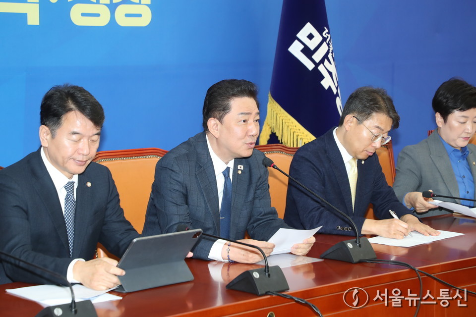 김병기 더불어민주당 대표가 18일 오전 서울 여의도 국회에서 열린 원내대책회의에서 발언을 하고 있다. 2025.11.18, snakorea.rc@gmail.com , *재판매 및 DB 금지