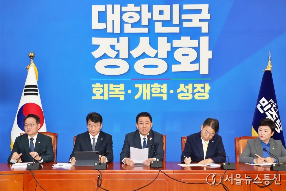 김병기 더불어민주당 대표가 18일 오전 서울 여의도 국회에서 열린 원내대책회의에서 발언을 하고 있다. 2025.11.18, snakorea.rc@gmail.com , *재판매 및 DB 금지