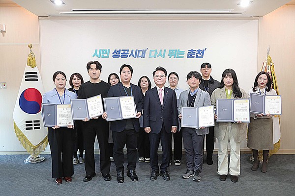 육동한 춘천시장은 이날 시청 접견실에서 청렴 우수 부서 소속 직원(청렴리더) 11명에게 상장을 수여했다.