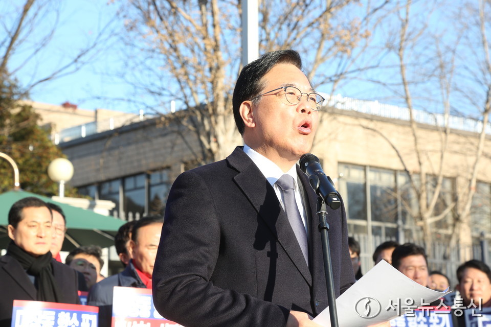 송언석 국민의힘 원내대표가 18일 오전 경기도 정부과천청사 앞에서 대장동 항소포기 외압 정성호 법무부장관 사퇴 촉구 기자회견에서 발언을 하고 있다. 2025.11.18, snakorea.rc@gmail.com , *재판매 및 DB 금지