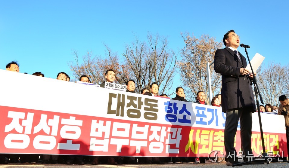 송언석 국민의힘 원내대표가 18일 오전 경기도 정부과천청사 앞에서 대장동 항소포기 외압 정성호 법무부장관 사퇴 촉구 기자회견에서 발언을 하고 있다. 2025.11.18, snakorea.rc@gmail.com , *재판매 및 DB 금지