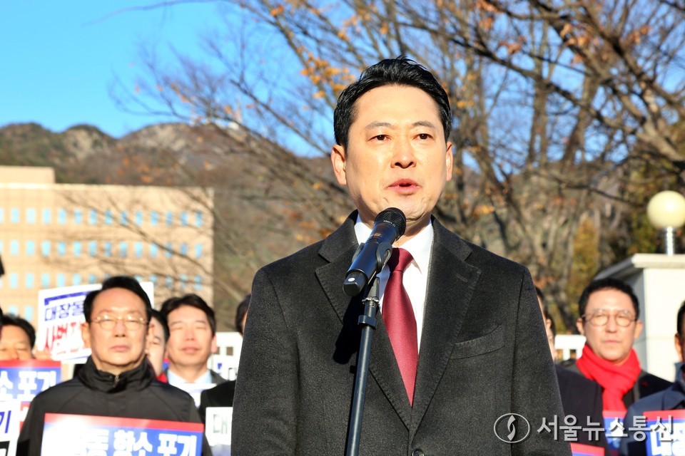 장동혁 국민의힘 대표가 18일 오전 경기도 정부과천청사 앞에서 대장동 항소포기 외압 정성호 법무부장관 사퇴 촉구 기자회견에서 발언을 하고 있다. 2025.11.18, snakorea.rc@gmail.com , *재판매 및 DB 금지