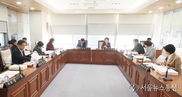 대전동구의회는 18일 운영위원회와 전체의원 간담회를 열고 제290회 정례회 의사일정을 확정했다.