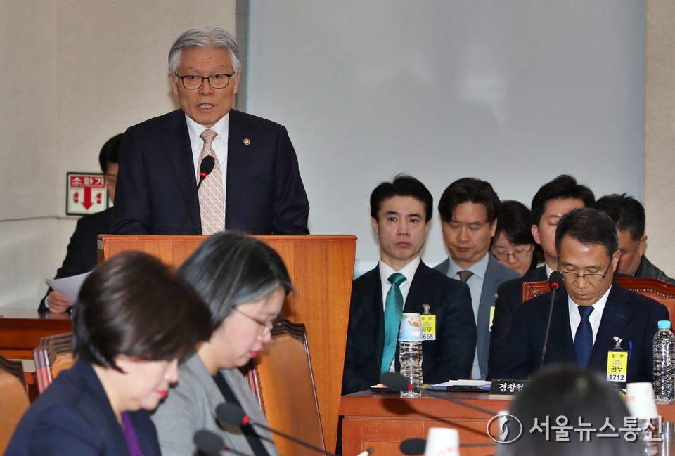 최동석 인사혁신처장이 18일 서울 여의도 국회에서 열린 행정안전위원회 전체회의에서 2026년도 예산안 의결에 대한 인사말을 하고 있다. 2025.11.18, snakorea.rc@gmail.com , *재판매 및 DB 금지