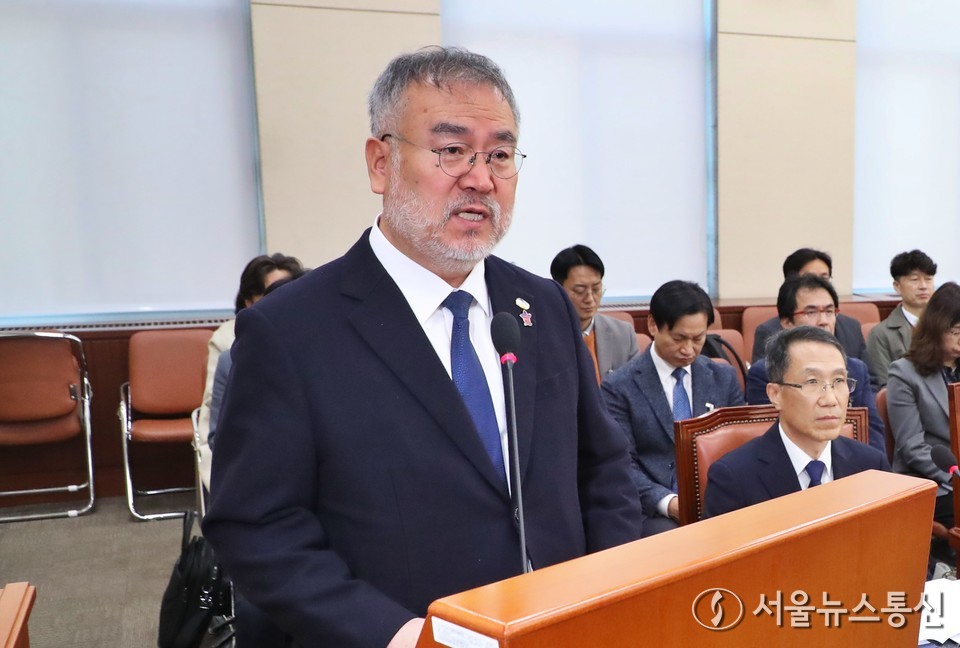 송기춘 이태원참사 특조위원장이 18일 서울 여의도 국회에서 열린 행정안전위원회 전체회의에서 2026년도 예산안 의결에 대한 인사말을 하고 있다. 2025.11.18, snakorea.rc@gmail.com , *재판매 및 DB 금지