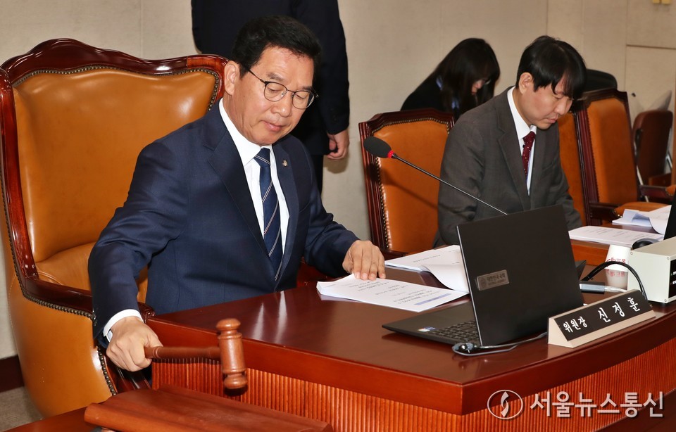 신정훈 국회 행정안전위원회 위원장이 18일 서울 여의도 국회에서 열린 전체회의에서 2026년도 예산안 가결을 선포하고 있다. 2025.11.18, snakorea.rc@gmail.com , *재판매 및 DB 금지