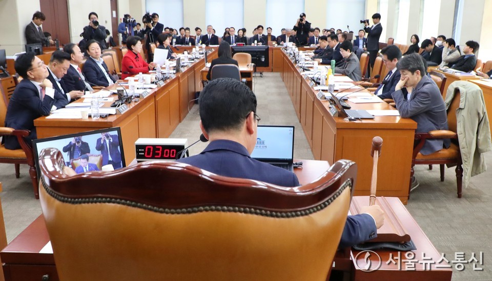 신정훈 국회 행정안전위원회 위원장이 18일 서울 여의도 국회에서 2026년도 예산안 등 의결을 위해 열린 전체회의에서 의사봉을 두드리고 있다. 2025.11.18, snakorea.rc@gmail.com , *재판매 및 DB 금지