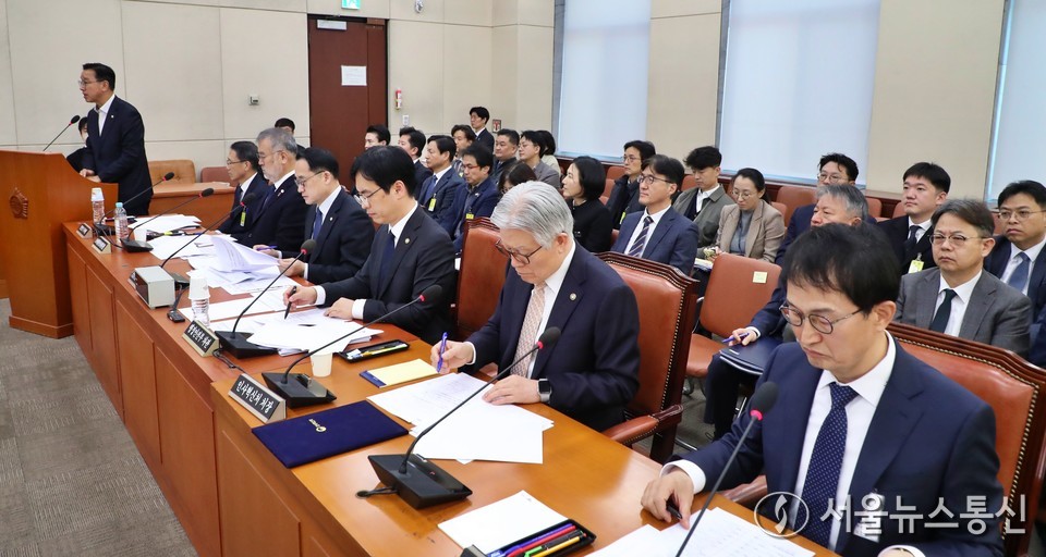 위성곤 국회 행정안전위원회 예산·결산기금심사소위원회 위원장이 18일 오전 서울 여의도 국회에서 열린 전체회의에서 소관부처 2026년도 예산안 소위 심사 결과를 보고하고 있다. 2025.11.18, snakorea.rc@gmail.com , *재판매 및 DB 금지