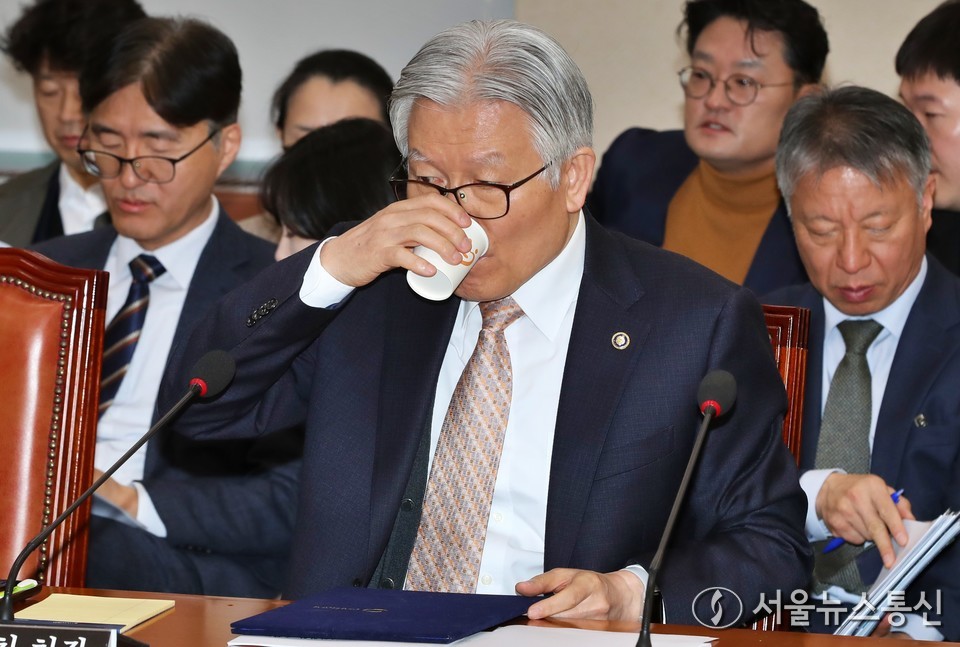 최동석 인사혁신처장이 18일 오전 서울 여의도 국회에서 열린 행정안전위원회 전체회의에서 물을 마시고 있다. 2025.11.18, snakorea.rc@gmail.com , *재판매 및 DB 금지