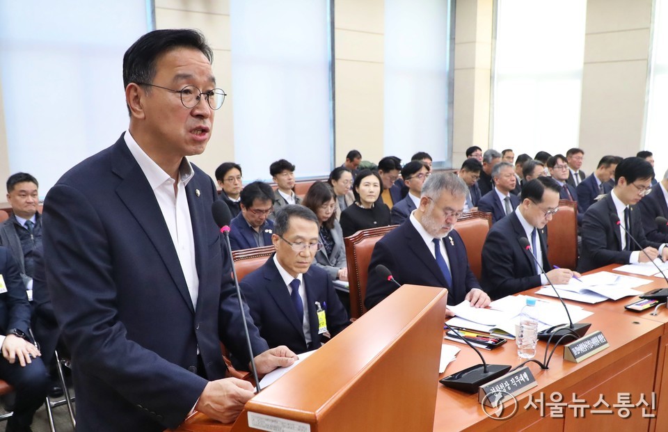 위성곤 국회 행정안전위원회 예산·결산기금심사소위원회 위원장이 18일 오전 서울 여의도 국회에서 열린 전체회의에서 소관부처 2026년도 예산안 소위 심사 결과를 보고하고 있다. 2025.11.18, snakorea.rc@gmail.com , *재판매 및 DB 금지