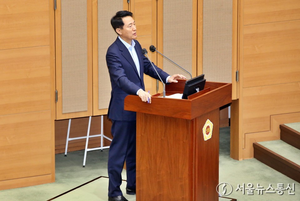 오세훈 서울시장이 18일 오전 서울 중구 서울시의회에서 열린 제333회 정례회 시정질문에서 김규남 국민의힘 서울시의원의 종묘 세운지구 관련 질의에 답하고 있다. 2025.11.18, snakorea.rc@gmail.com , *재판매 및 DB 금지