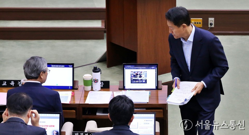 오세훈 서울시장이 18일 오전 서울 중구 서울시의회에서 열린 제333회 정례회 시정질문을 마치고 자리로 이동하고 있다. 2025.11.18, snakorea.rc@gmail.com , *재판매 및 DB 금지
