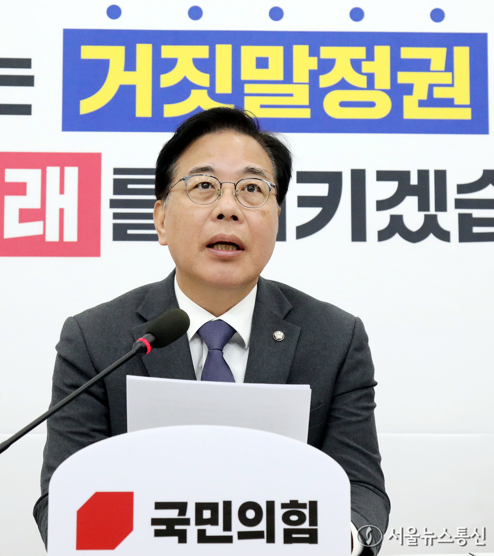 송언석 국민의힘 원내대표가 18일 서울 여의도 국회에서 열린 현안 관련 기자간담회에서 발언을 하고 있다. 2025.11.18, snakorea.rc@gmail.com , *재판매 및 DB 금지