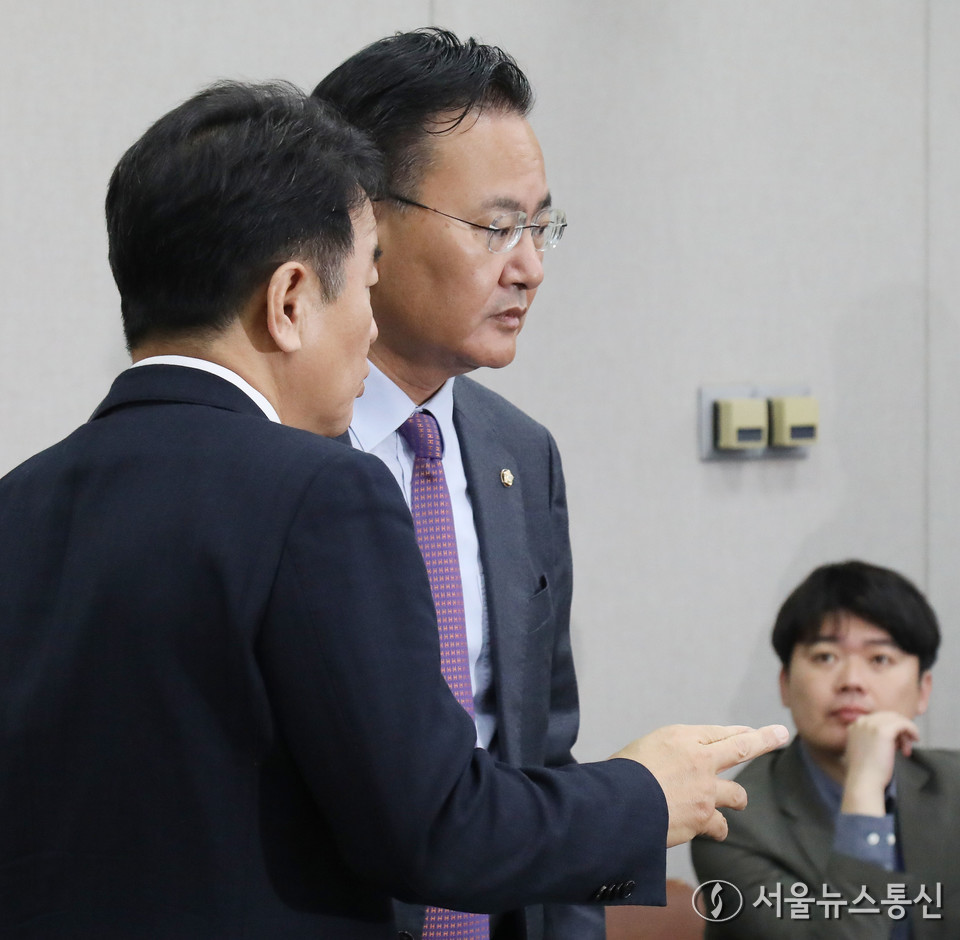 문진석 더불어민주당 원내수석부대표와 유상범 국민의힘 원내수석부대표가 18일 서울 여의도 국회에서 열린 운영위원회 전체회의에서 대화하고 있다. 2025.11.18, snakorea.rc@gmail.com , *재판매 및 DB 금지