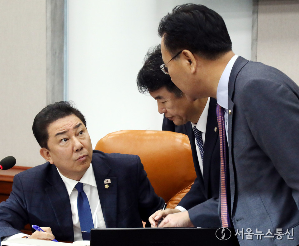 18일 서울 여의도 국회에서 열린 운영위원회 전체회의에서 김병기 위원장이 문진석 더불어민주당 원내운영수석부대표, 유상범 국민의힘 원내수석부대표와 대화하고 있다. 2025.11.18, snakorea.rc@gmail.com , *재판매 및 DB 금지