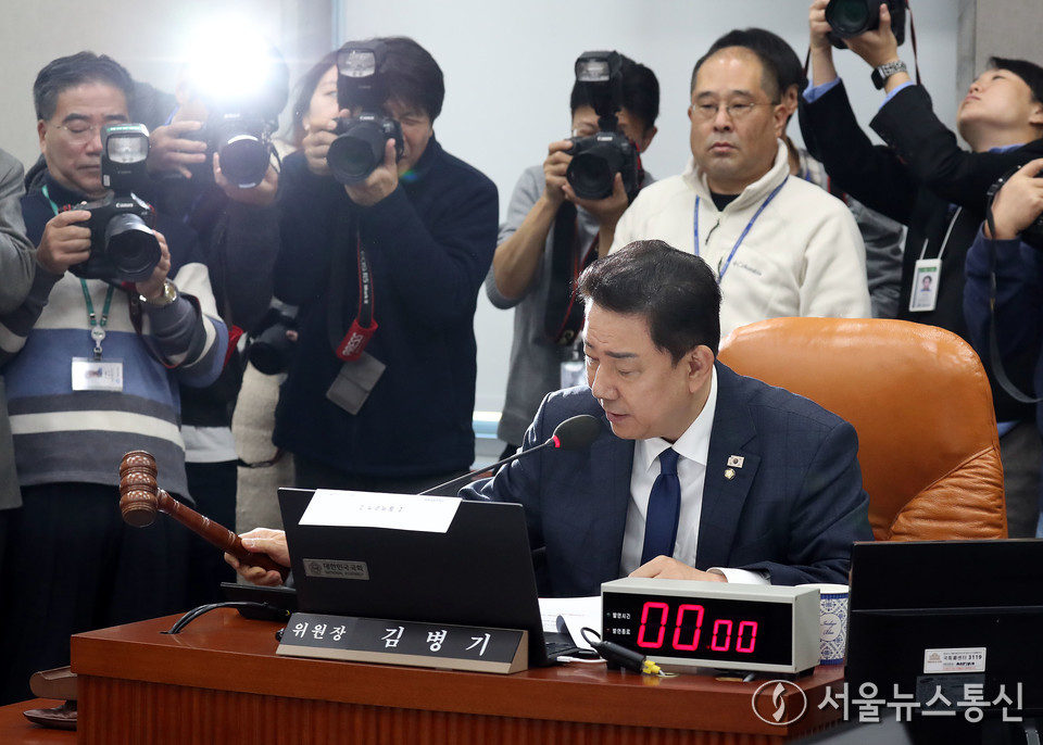 18일 서울 여의도 국회에서 열린 운영위원회 전체회의에서 김병기 위원장이 의사봉을 두드리고 있다. 2025.11.18, snakorea.rc@gmail.com , *재판매 및 DB 금지
