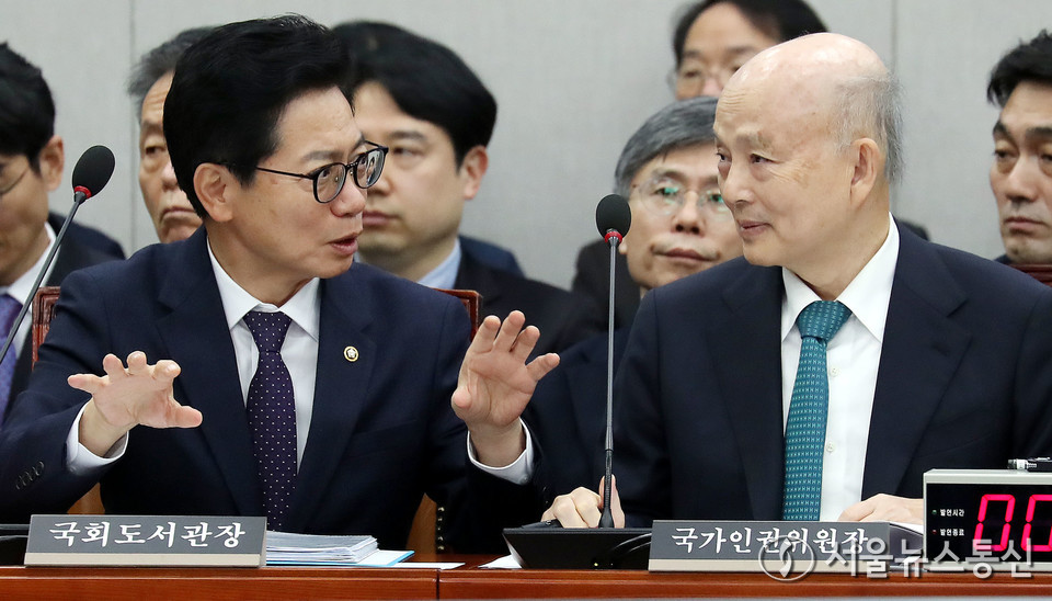 안창호 국가인권위원장과 황정근 국회도서관장이 18일 서울 여의도 국회에서 열린 운영위원회 전체회의에서 대화하고 있다. 2025.11.18, snakorea.rc@gmail.com , *재판매 및 DB 금지