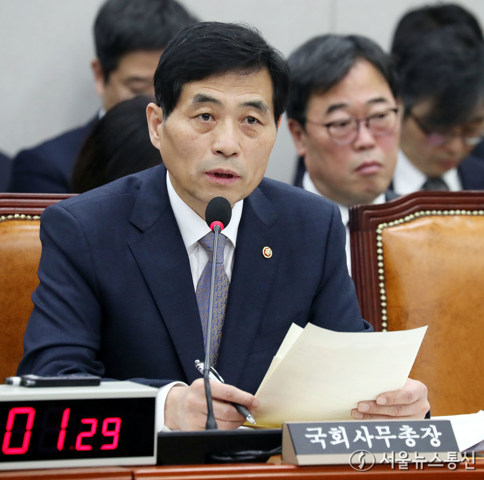 김민기 국회 사무총장이 18일 서울 여의도 국회에서 열린 운영위원회 전체회의에서 의원 질의에 답하고 있다. 2025.11.18, snakorea.rc@gmail.com , *재판매 및 DB 금지