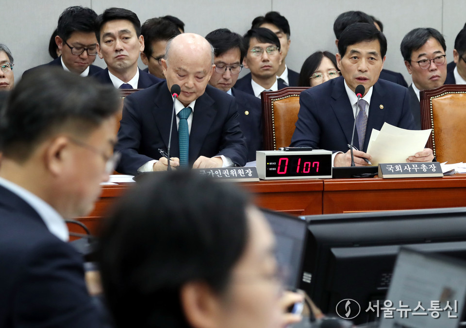 김민기 국회 사무총장이 18일 서울 여의도 국회에서 열린 운영위원회 전체회의에서 의원 질의에 답하고 있다. 2025.11.18, snakorea.rc@gmail.com , *재판매 및 DB 금지