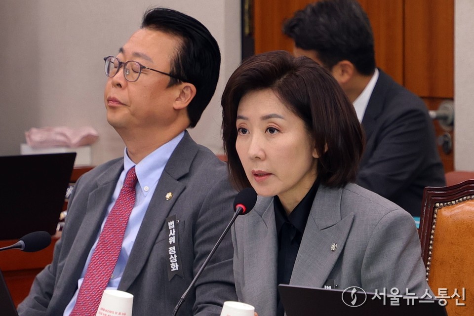 나경원 국민의힘 의원이 20일 서울 여의도 국회 법제사법위원회에서 열린 서울고등법원 등에 대한 국정감사에 앞서 남편인 김재호 춘천지방법원장의 출석과 관련해 신상발언을 하고 있다. 2025.10.20, snakorea.rc@gmail.com , *재판매 및 DB 금지