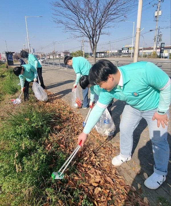 16일 신천지 김포교회 학생들이 사거리 대로변에서 환경정화 활동을 하고 있다. (사진 신천지김포교회 제공) 2025.11.18, snakorea.rc@gmail.com , *재판매 및 DB 금지