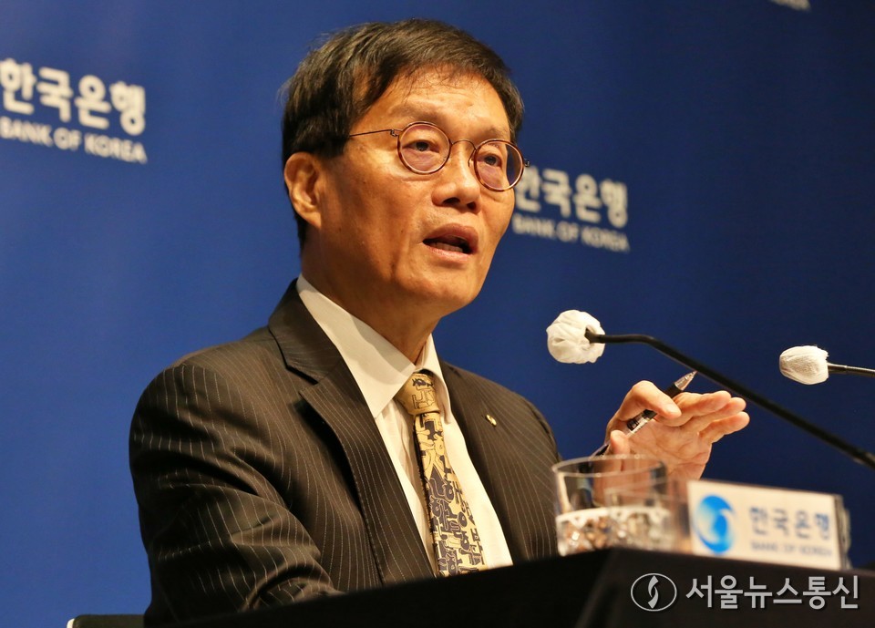 이창용 한국은행 총재가 23일 서울 중구 한국은행 본관에서 열린 금융통화위원회를 마치고 통화정책방향 기자 간담회를 하고 있다. (사진=신현성 기자) 2025.10.23, snakorea.rc@gmail.com , *재판매 및 DB 금지