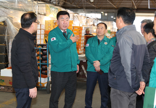 이범석 청주시장(사진 왼쪽 두번째), 겨울철 적설 취약시설 및 한파쉼터 점검 사진(농수산물도매시장)(제공=청주시) *재판매 및 DB 금지