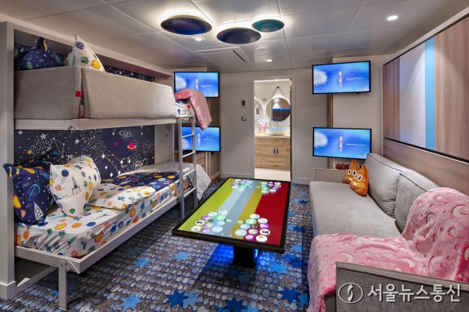 삼성전자가 글로벌 해운 업체인 로열 캐리비안 크루즈의 세계 최대 크기 ‘스타 오브 더 시즈(Star of the Seas)’ 크루즈선에 TV와 스마트 사이니지를 약 6000여 대를 설치했다고 19일 밝혔다. 사진은 세계 최대 크기 ‘스타 오브 더 시즈’ 크루즈선에 설치된 삼성전자 TV와 사이니지. (사진=삼성전자 제공) 2025.11.19, snakorea.rc@gmail.com , *재판매 및 DB 금지