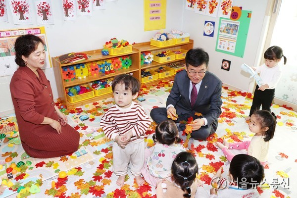 윤건영 교육감, 가정 어린이집 방문 사진(미듬어린이집)(제공=충북교육청) *재판매 및 DB 금지