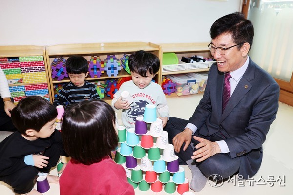 윤건영 교육감, 가정 어린이집 방문 사진 (맑은샘어린이집)(제공=충북교육청) *재판매 및 DB 금지