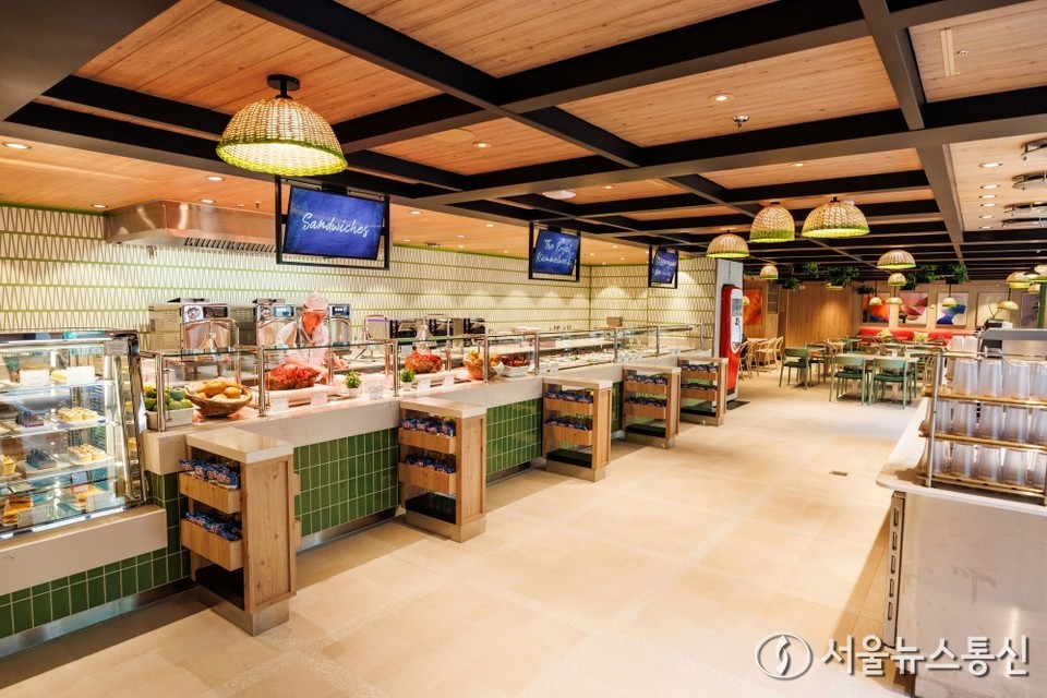 삼성전자가 글로벌 해운 업체인 로열 캐리비안 크루즈의 세계 최대 크기 ‘스타 오브 더 시즈(Star of the Seas)’ 크루즈선에 TV와 스마트 사이니지를 약 6000여 대를 설치했다고 19일 밝혔다. 사진은 세계 최대 크기 ‘스타 오브 더 시즈’ 크루즈선에 설치된 삼성전자 TV와 사이니지. (사진=삼성전자 제공) 2025.11.19, snakorea.rc@gmail.com , *재판매 및 DB 금지