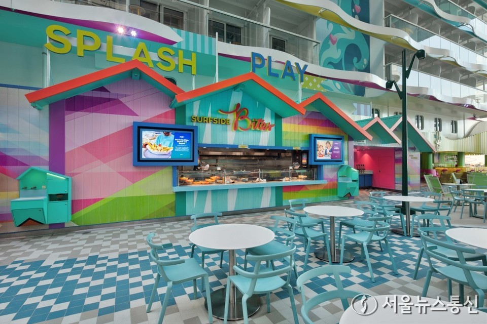 삼성전자가 글로벌 해운 업체인 로열 캐리비안 크루즈의 세계 최대 크기 ‘스타 오브 더 시즈(Star of the Seas)’ 크루즈선에 TV와 스마트 사이니지를 약 6000여 대를 설치했다고 19일 밝혔다. 사진은 세계 최대 크기 ‘스타 오브 더 시즈’ 크루즈선에 설치된 삼성전자 TV와 사이니지. (사진=삼성전자 제공) 2025.11.19, snakorea.rc@gmail.com , *재판매 및 DB 금지