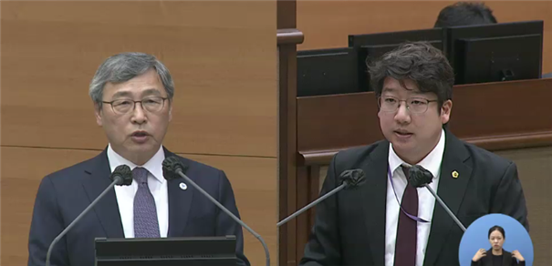 문성호 서울시의원(오른쪽)이 정근식 서울시교육감에게 질의하고 있다. (사진=서울시의회 제공)2025.11.19, snakorea.rc@gmail.com , *재판매 및 DB 금지