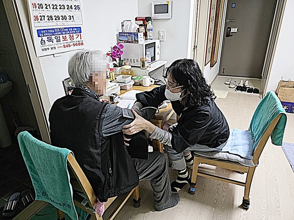 자가 건강관리 능력 향상을 위해 마련한 이번 사업은 2025년 신규 의료급여 수급자 중 만성질환자 및 65세 이상 대상자 30명을 선정해 추진했다.