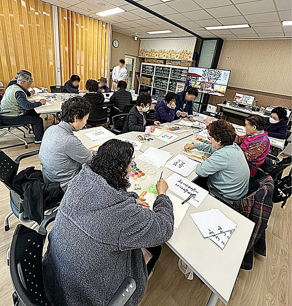 프로그램은 중앙치매센터 개발 ‘두근두근 뇌운동’을 중심으로 ▲건강생활실천 치매예방 교육 ▲웃음치료 ▲건강댄스 ▲캘리그래피 ▲수공예 등 다채로운 활동으로 구성해 참여자들의 호응을 얻었다.