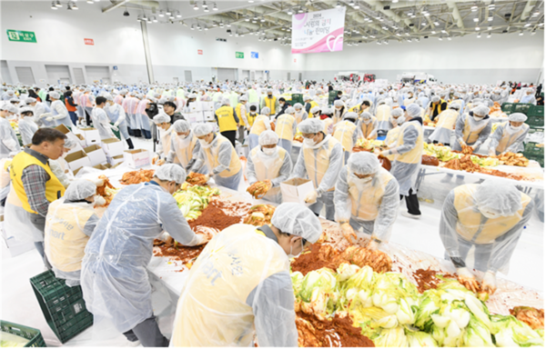 부산시는 19일 벡스코 제2전시장 3층에서 ‘2025 사랑의 김치나눔 한마당’을 개최한다고 밝혔다.