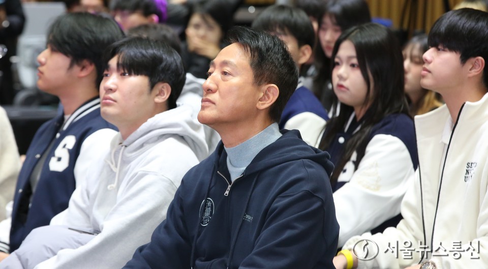 세훈 서울시장이 19일 오전 서울 중구 서울시청 본관 3층 대회의실에서 열린 '서울 영커리언스 대학생 오픈토크'에서 대학생들 발언을 경청하고 있다. 2025.11.19, snakorea.rc@gmail.com , *재판매 및 DB 금지