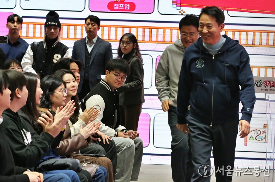 오세훈 서울시장이 19일 오전 서울 중구 서울시청 본관 3층 대회의실에서 열린 '서울 영커리언스' 신규사업 설명회에 참석하고 있다.  2025.11.19, snakorea.rc@gmail.com , *재판매 및 DB 금지