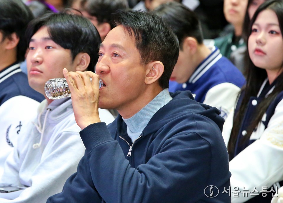 오세훈 서울시장이 19일 오전 서울 중구 서울시청 본관 3층 대회의실에서 열린 '서울 영커리언스' 신규사업 설명회에서 물을 마시고 있다. 2025.11.19, snakorea.rc@gmail.com , *재판매 및 DB 금지
