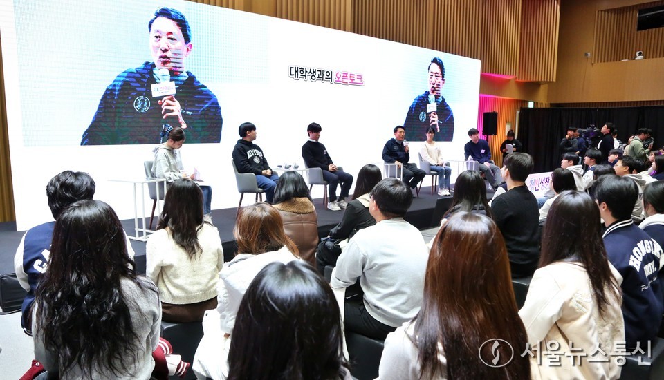 오세훈 서울시장이 19일 오전 서울 중구 서울시청 본관 3층 대회의실에서 열린 '서울 영커리언스 대학생 오픈토크 및 설명회'에서 발언하고 있다. 2025.11.19, snakorea.rc@gmail.com , *재판매 및 DB 금지