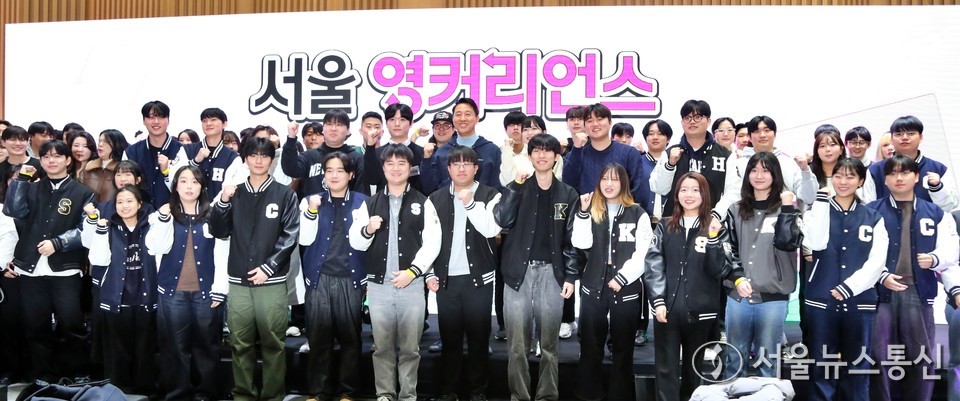 오세훈 서울시장이 19일 오전 서울 중구 서울시청 본관 3층 대회의실에서 열린 '서울 영커리언스 대학생 오픈토크 및 설명회'에서 참석자들과 기념촬영을 하고 있다. 2025.11.19, snakorea.rc@gmail.com , *재판매 및 DB 금지