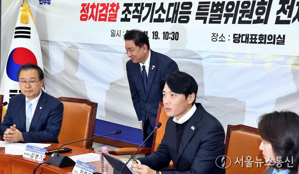 김병기 더불어민주당 원내대표가 19일 서울 여의도 국회에서 열린 정치검찰 조작기소대응 특별위원회 전체회의에서 발언 후 이석하고 있다. 2025.11.19, snakorea.rc@gmail.com , *재판매 및 DB 금지