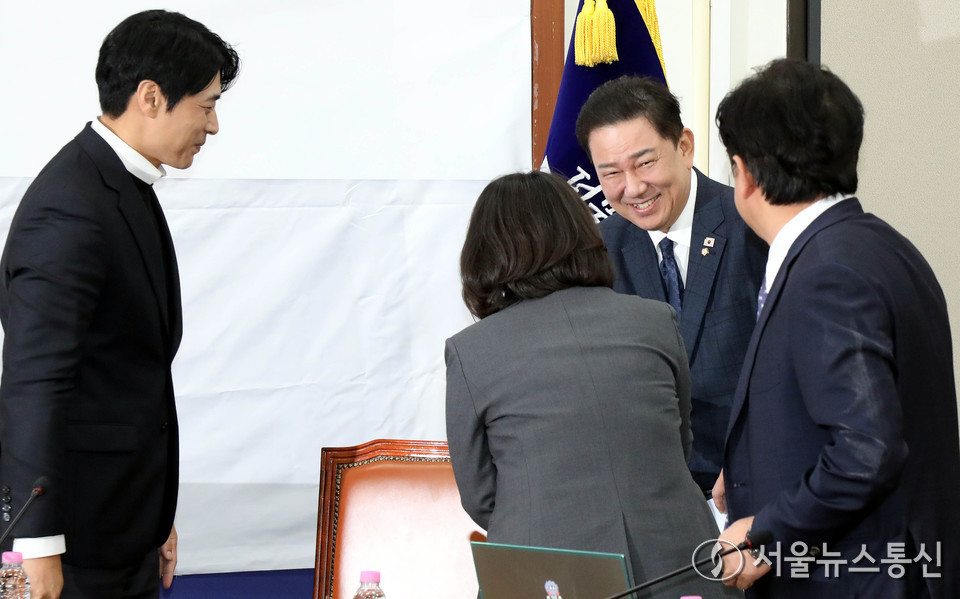 김병기 더불어민주당 원내대표가 19일 서울 여의도 국회에서 열린 정치검찰 조작기소대응 특별위원회 전체회의에 참석하고 있다. 2025.11.19, snakorea.rc@gmail.com , *재판매 및 DB 금지